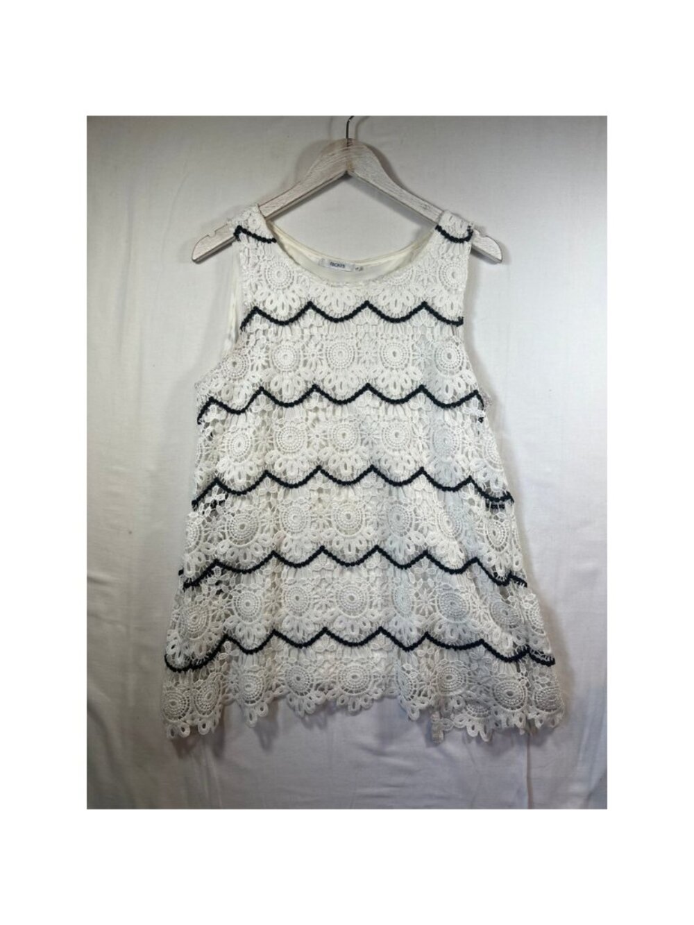 Ricki's Women's White Crochet Lace‎ Sleeveless Blouse Black Wavy Trim Size Large